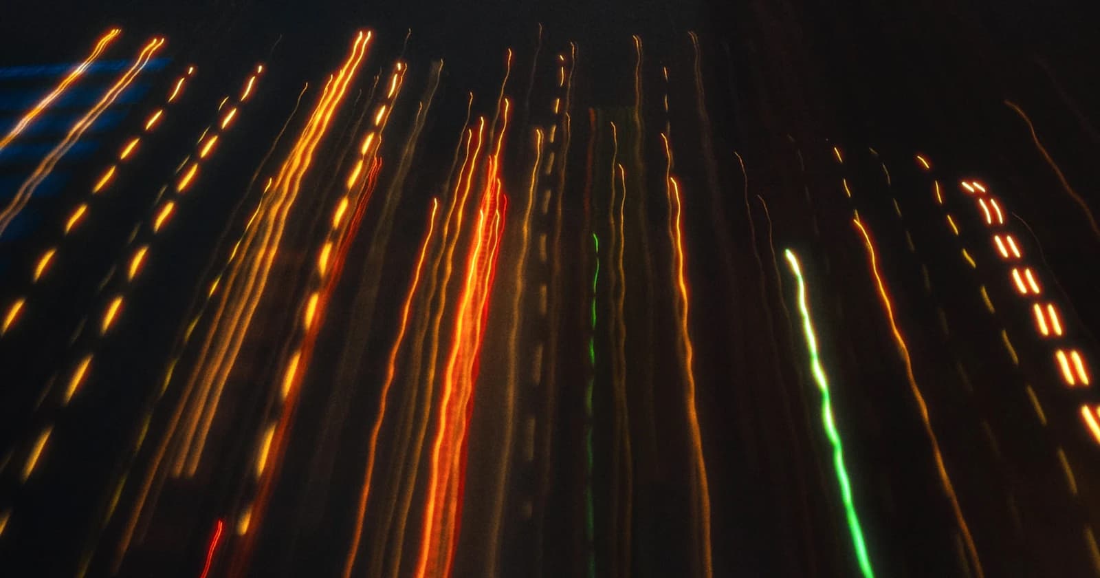 Traînées lumineuses colorées photographiées en pose longue.